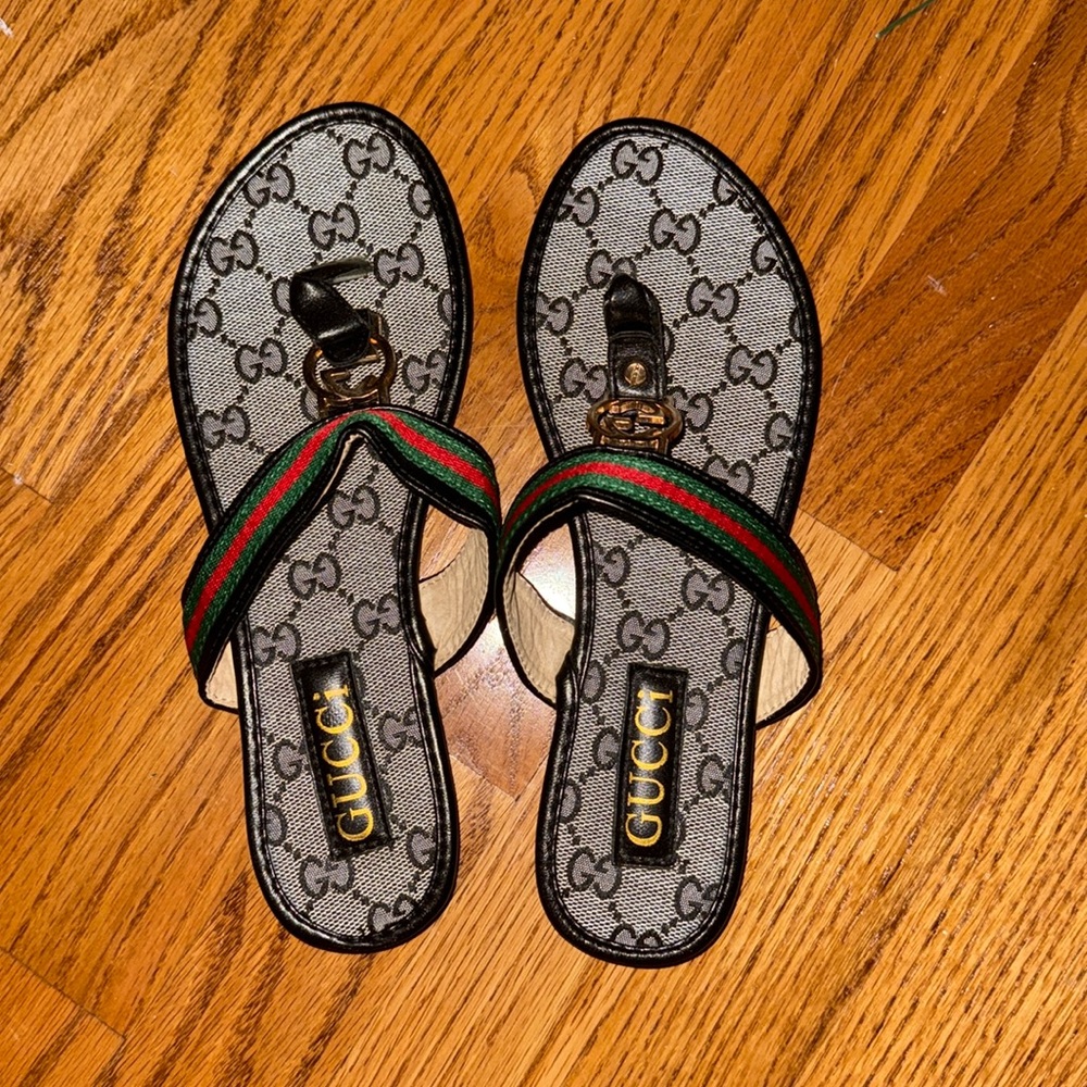 BRAND NEW NEVER WORN gucci GG logo thong sandals/flip flops